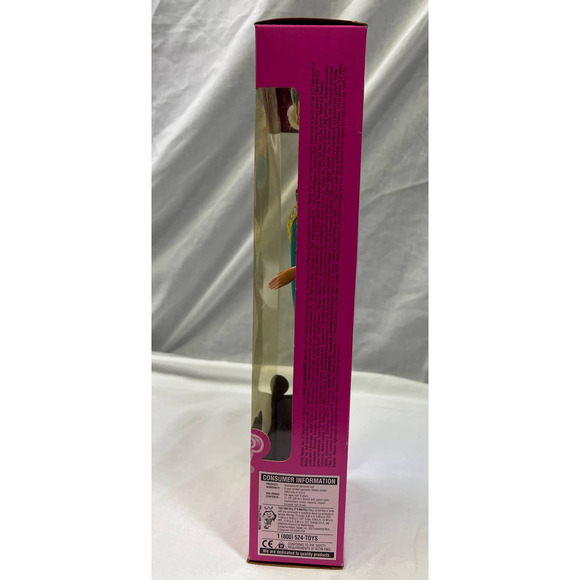 9905-NIB Class of 1998 Graduation Barbie Cap and Gown Special Edition - Picture 4 of 7